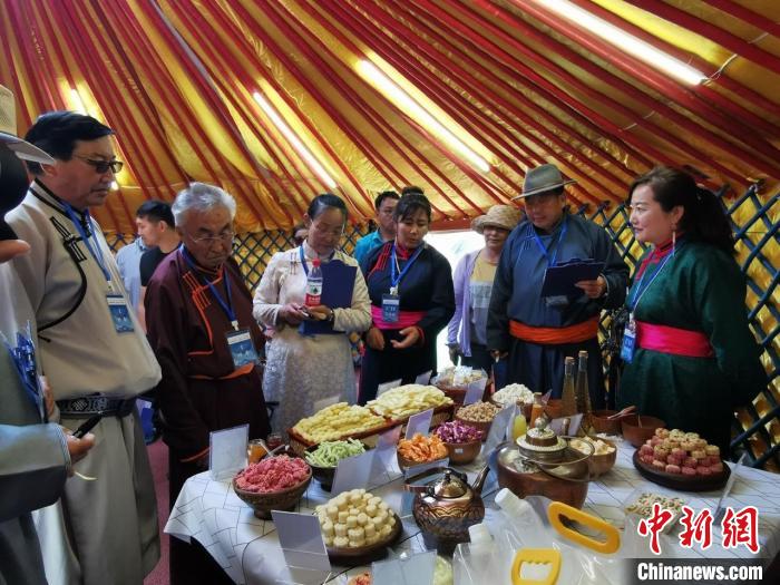 图为贷庆(右二)正在奶食节评比活动中当评委。 管永新 摄 图为贷庆(右二)正在奶食节评比活动中当评委。 管永新 摄