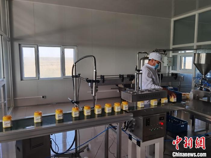 图为工作人员正在生产车间工作。 受访者供图 图为工作人员正在生产车间工作。 受访者供图