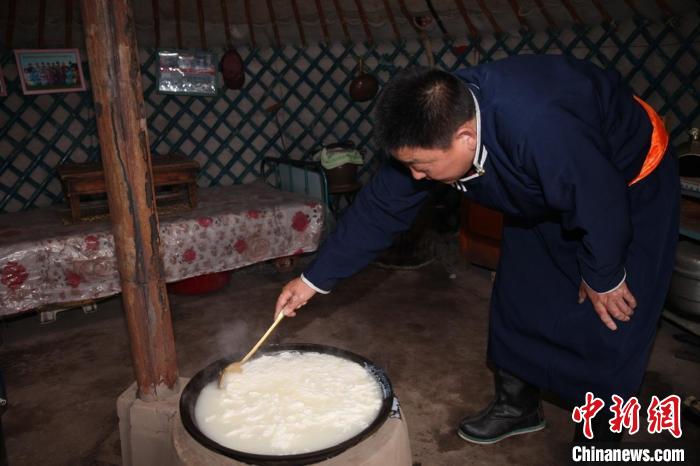 图为多年前,贷庆在蒙古包里制作传统奶食品。 受访者供图 图为多年前,贷庆在蒙古包里制作传统奶食品。 受访者供图
