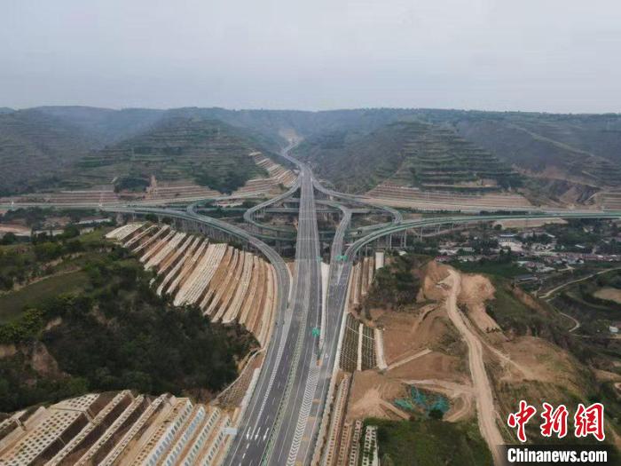 7月9日，甘肃省6条高速和一级公路通车试运营。图为甜永高速公路。(资料图) 殷万军 摄