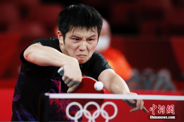 图为樊振东在比赛中。 <a target='_blank' data-cke-saved-href='http://www.chinanews.com/' href='http://www.chinanews.com/'>中新社</a>记者 韩海丹 摄 点击进入下一页