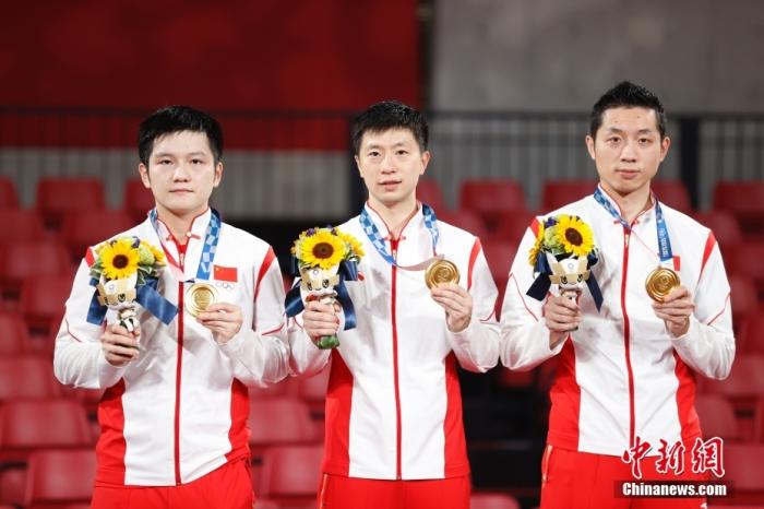 北京时间8月6日晚,在东京奥运会乒乓球男团决赛中,由马龙、樊振东和许昕组成的中国队以3:0战胜德国队,获得冠军。这是中国代表团本届奥运会第35金,也是国乒在东京奥运会获得的第4金。图为颁奖仪式。 <a target='_blank' data-cke-saved-href='http://www.chinanews.com/' href='http://www.chinanews.com/'>中新社</a>记者 韩海丹 摄 点击进入下一页