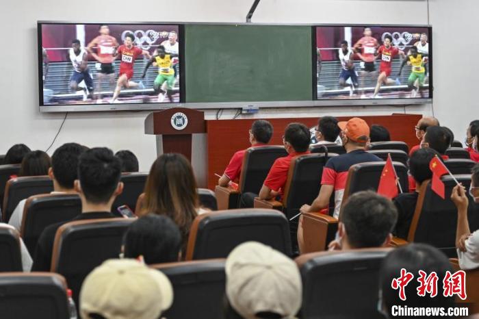 暨南大学师生集体观赛:苏炳添一直在创造历史