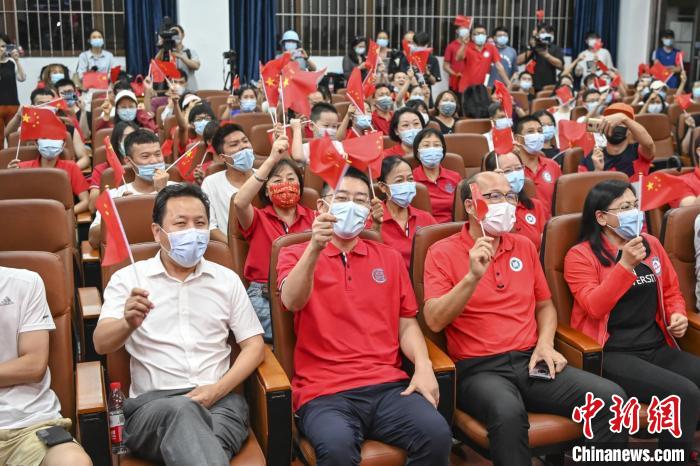 逾百名暨南大学师生在该校邵逸夫体育馆集中收看赛事直播,为中国男子接力队加油鼓劲。 陈骥旻 摄 逾百名暨南大学师生在该校邵逸夫体育馆集中收看赛事直播,为中国男子接力队加油鼓劲。 陈骥旻 摄