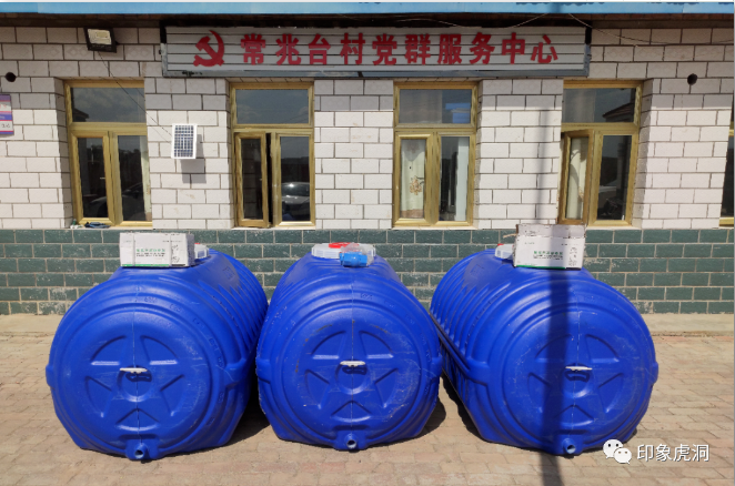 《无极五登陆地址_庆阳环县就业局深入帮扶村协助开展抗旱工作》