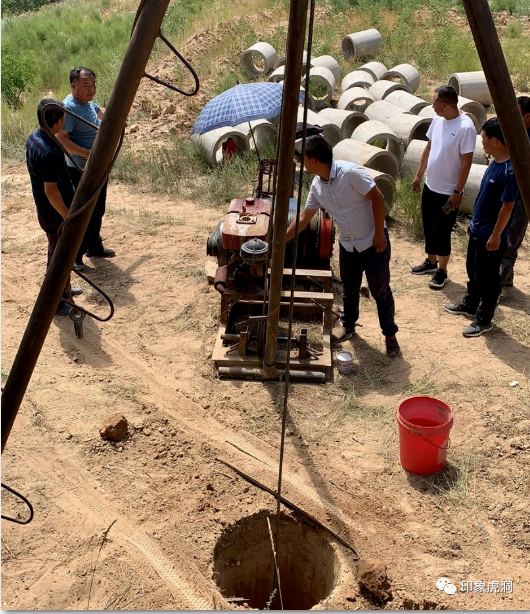 《无极五登陆地址_庆阳环县就业局深入帮扶村协助开展抗旱工作》
