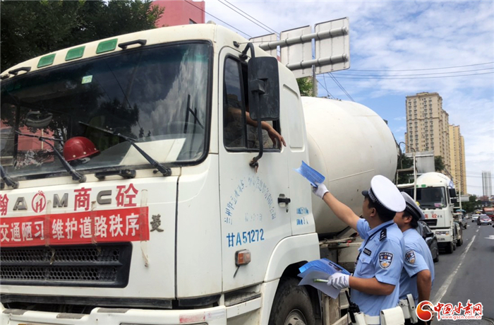 预防事故保平安——兰州龚家湾交警安全宣传“遍地开花”