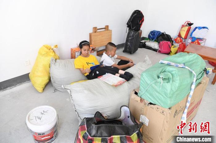 图为舟曲首批地质灾害避险搬迁民众收拾新家。