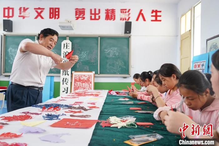 高手在民间！且看这名保安用剪纸诉说中国神话故事