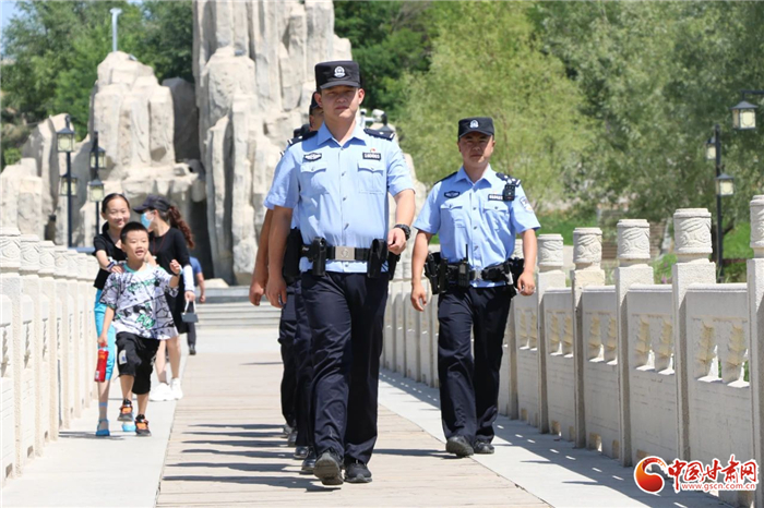 白银水川：乡村民警的“两顶帽子”