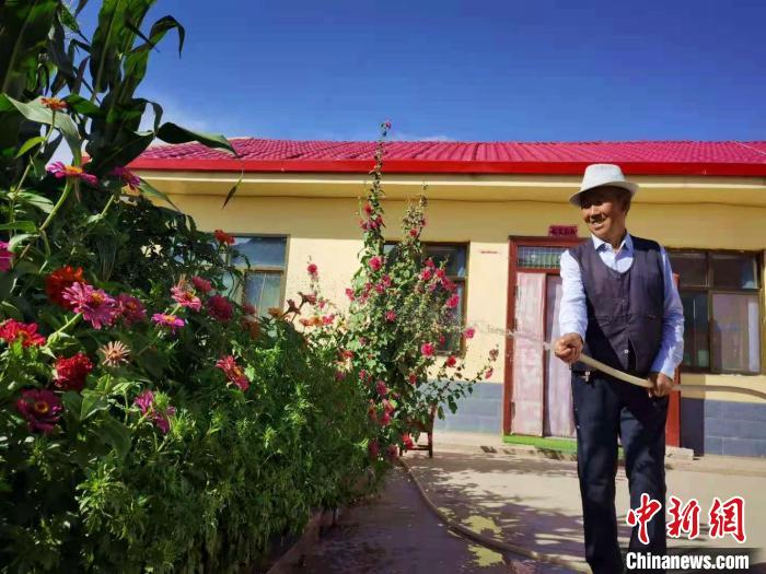 图为何家湾村民王宏从山上搬到山下,在家中养上了花卉。 史静静 摄 图为何家湾村民王宏从山上搬到山下,在家中养上了花卉。 史静静 摄
