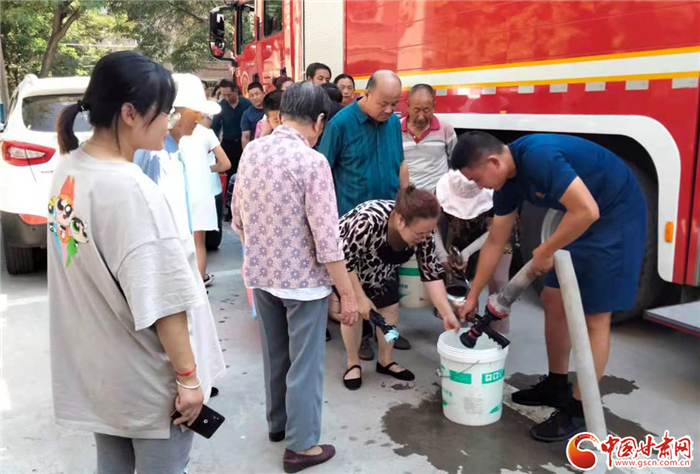 兰州一小区管道破损断水 龚家湾消防及时为居民送水30余吨