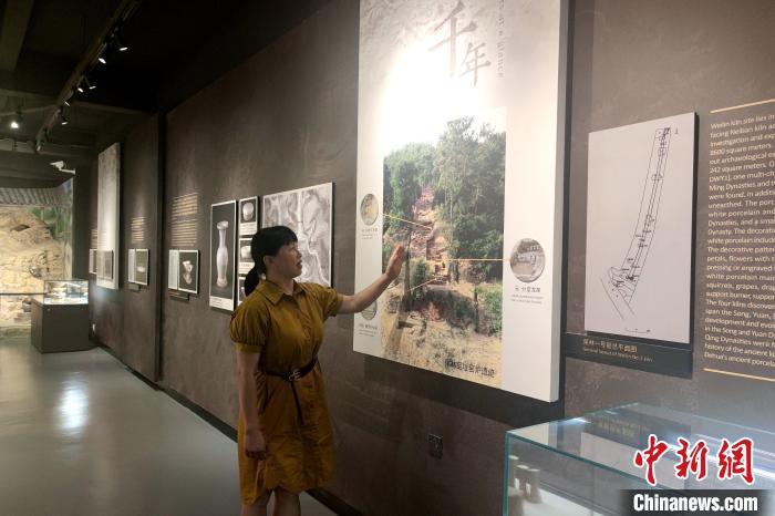德化县陶瓷博物馆文博副研究员陈丽芳讲解德化尾林窑的特殊之处。　吴冠标 摄