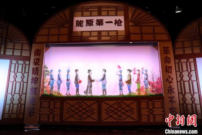 图为甘肃新创红色题材皮影戏《陇原第一枪》在兰州市上演。(资料图) 甘肃省文化和旅游厅供图 图为甘肃新创红色题材皮影戏《陇原第一枪》在兰州市上演。(资料图) 甘肃省文化和旅游厅供图