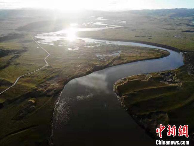 8月下旬，甘肃玛曲县，一场秋雨过后的黄河“首曲”在夕阳照射下美景如画。(资料图) 杨艳敏 摄