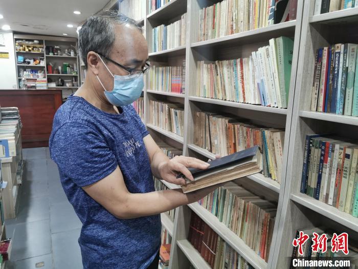 崔正义正在整理各类书籍 储玮玮 摄 崔正义正在整理各类书籍 储玮玮 摄