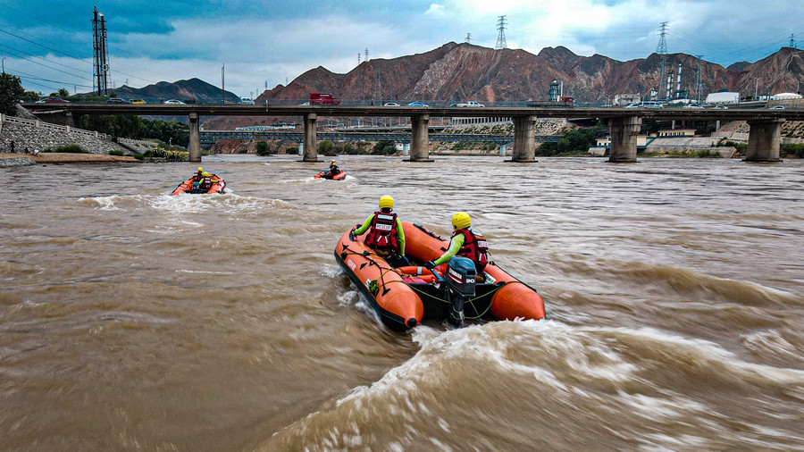 甘肃省森林消防总队特勤大队在黄河兰州段开展水域救援训练。裴海博 摄