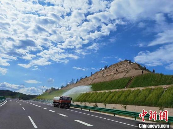图为甘肃境内的高速公路。(资料图) 甘肃省交通运输厅供图 图为甘肃境内的高速公路。(资料图) 甘肃省交通运输厅供图