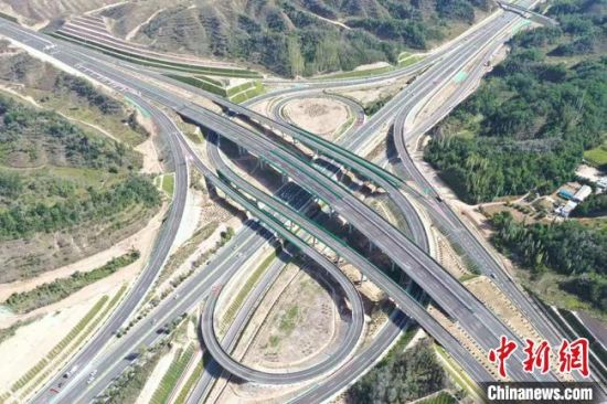 图为甘肃境内的高速公路。(资料图) 甘肃省交通运输厅供图 图为甘肃境内的高速公路。(资料图) 甘肃省交通运输厅供图