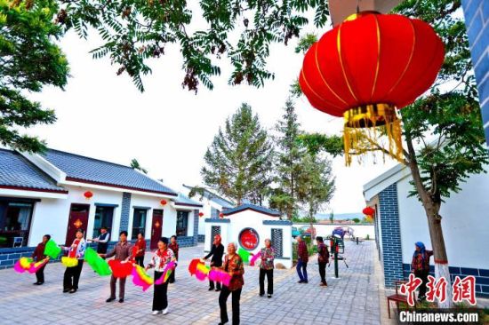 图为老人们在甘州区幸福家园内休闲娱乐。(资料图) 王将 摄 图为老人们在甘州区幸福家园内休闲娱乐。(资料图) 王将 摄