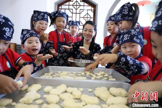图为甘州区幼儿园孩子学做小点心。(资料图) 刘枫 摄 图为甘州区幼儿园孩子学做小点心。(资料图) 刘枫 摄