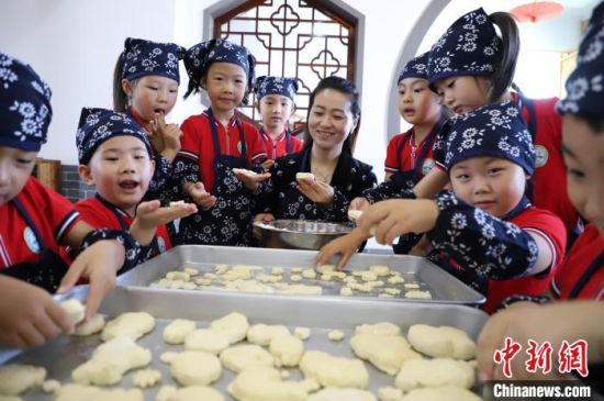  图为甘州区幼儿园孩子学做小点心。(资料图) 刘枫 摄