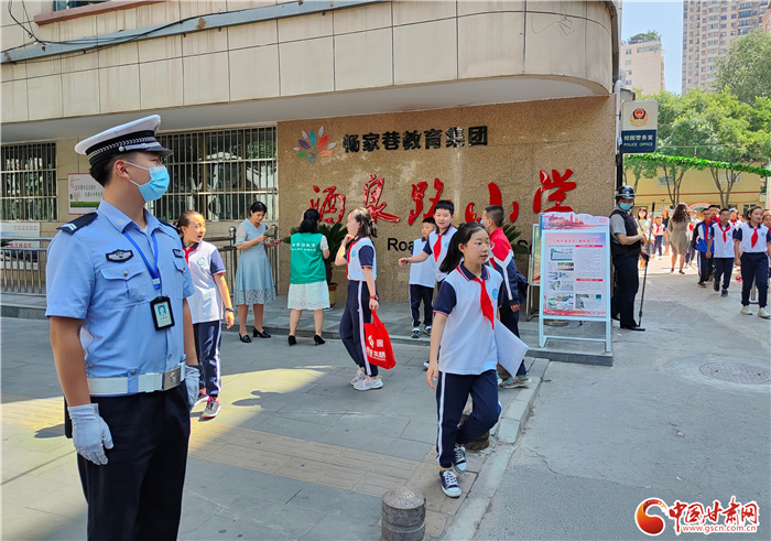 “神兽”返校 兰州交警招式尽出 花样“护”学