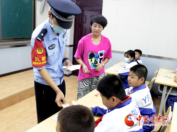 兰铁公安武铁警方：培育学生安全意识 讲好“开学第一课”(图)