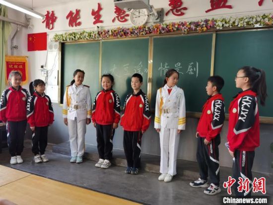 图为火星街小学五年级学生排演甘肃本土红色题材儿童剧《大豆谣》，学习红色文化。　杨娜 摄