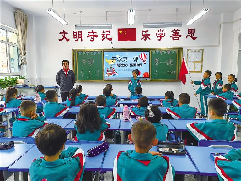 起好新学期“第一笔”——临夏州各中小学、幼儿园“开学第一课”见闻