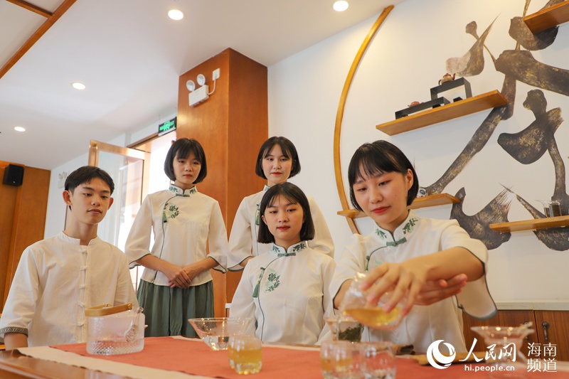 学生进行茶艺实操。人民网 牛良玉摄