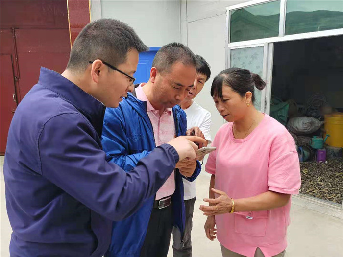 1630572048696458.jpg 干部手把手教村民扫码监督操作流程.jpg