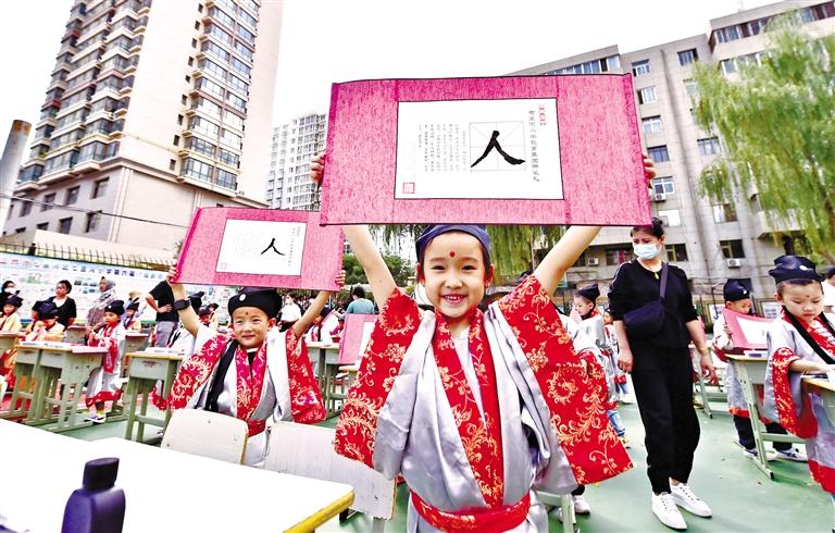 兰州：人生第一课 一年级新生“开笔”启蒙