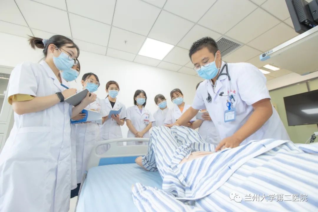 外科专业老师示范体格检查.jpg 图片