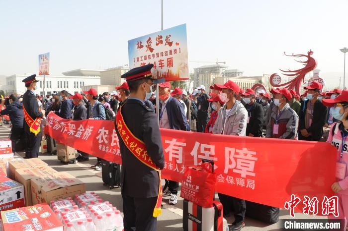 这是结对帮扶关系调整后，定西市向青岛市发送的首趟免费务工就业高铁专列。(资料图) 定西市委宣传部供图