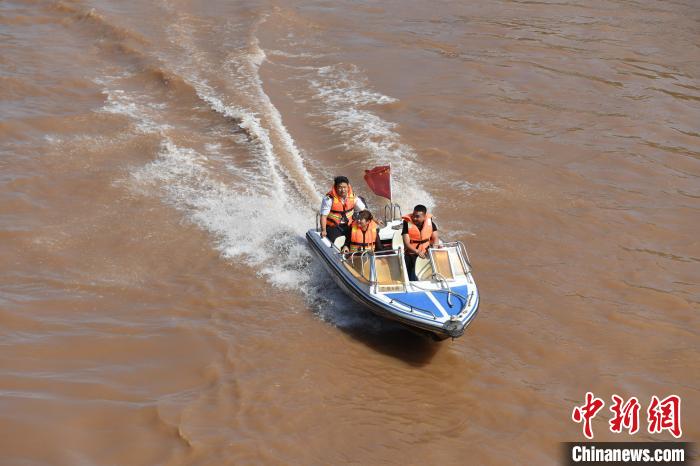 2020年9月，黄河兰州段水位大面积回落，快艇、羊皮筏子等水上娱乐项目恢复运营。(资料图) 杨艳敏 摄