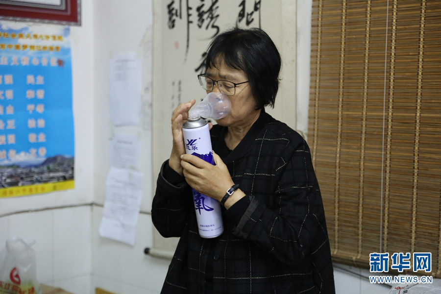 盯完学生们课间操后的张桂梅回到办公室吸氧、吃早餐、吃药。新华网 丁凝 摄 盯完学生们课间操后的张桂梅回到办公室吸氧、吃早餐、吃药。新华网 丁凝 摄