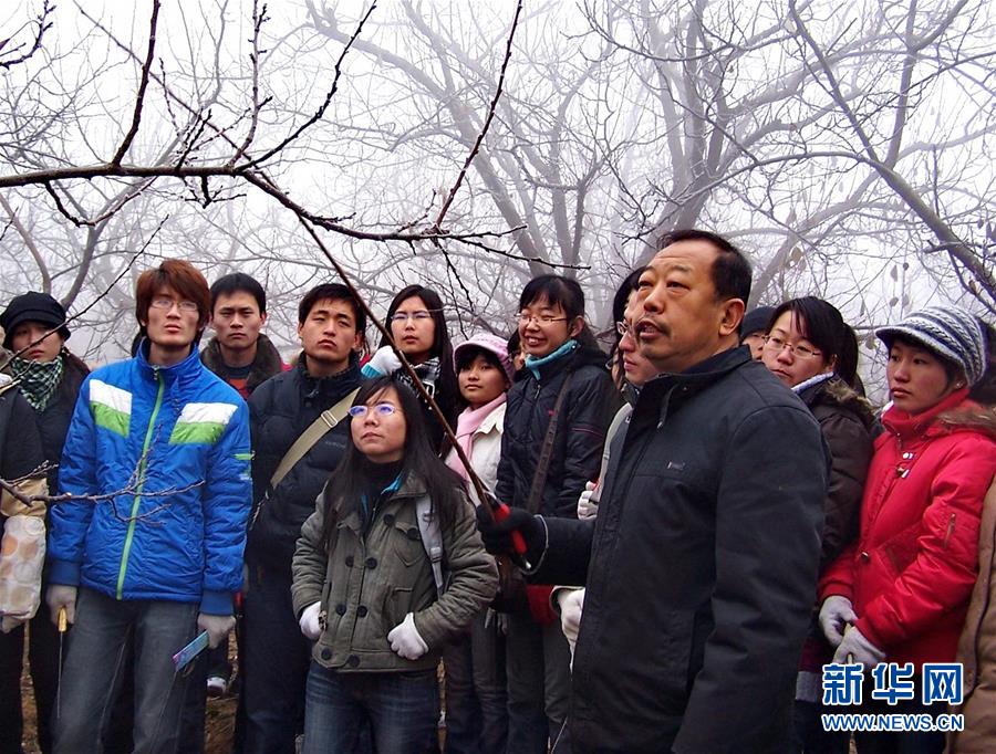 李保国(前)带领学生实习。新华社发 李保国(前)带领学生实习。新华社发