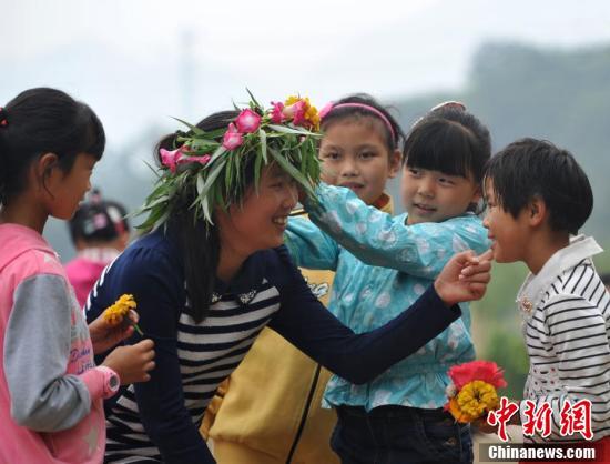 资料图:孩子们亲手编花环祝贺老师节日快乐。<a target='_blank' data-cke-saved-href='http://www.chinanews.com/' href='http://www.chinanews.com/'>中新社</a>记者 翟羽佳 摄 点击进入下一页