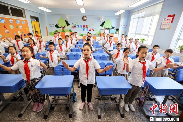 资料图。小学生们在教室内表演手语操祝老师教师节快乐。 张云 摄 点击进入下一页