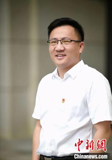 南京市第一中学校长作为校长代表,参加9日晚直播的“南京市中小学开学第一课”线上课堂。 罗皞 摄 点击进入下一页