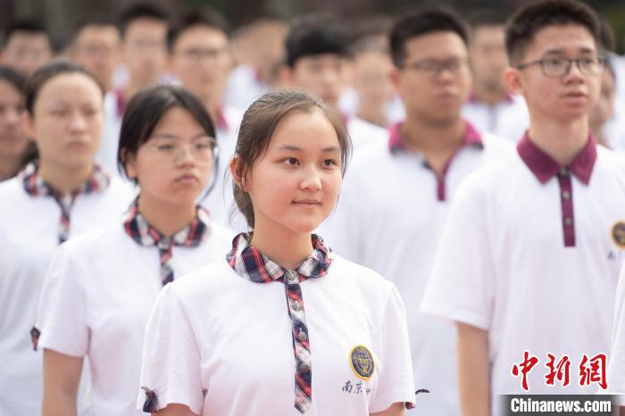 重返校园的莘莘学子。 罗皞 摄 点击进入下一页