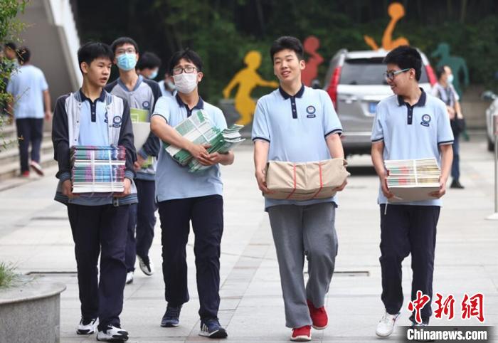 随着新冠肺炎疫情防控形势持续向好,南京市中学学生返校上课,校园内恢复了往日的热闹和青春活力。 泱波 摄 点击进入下一页