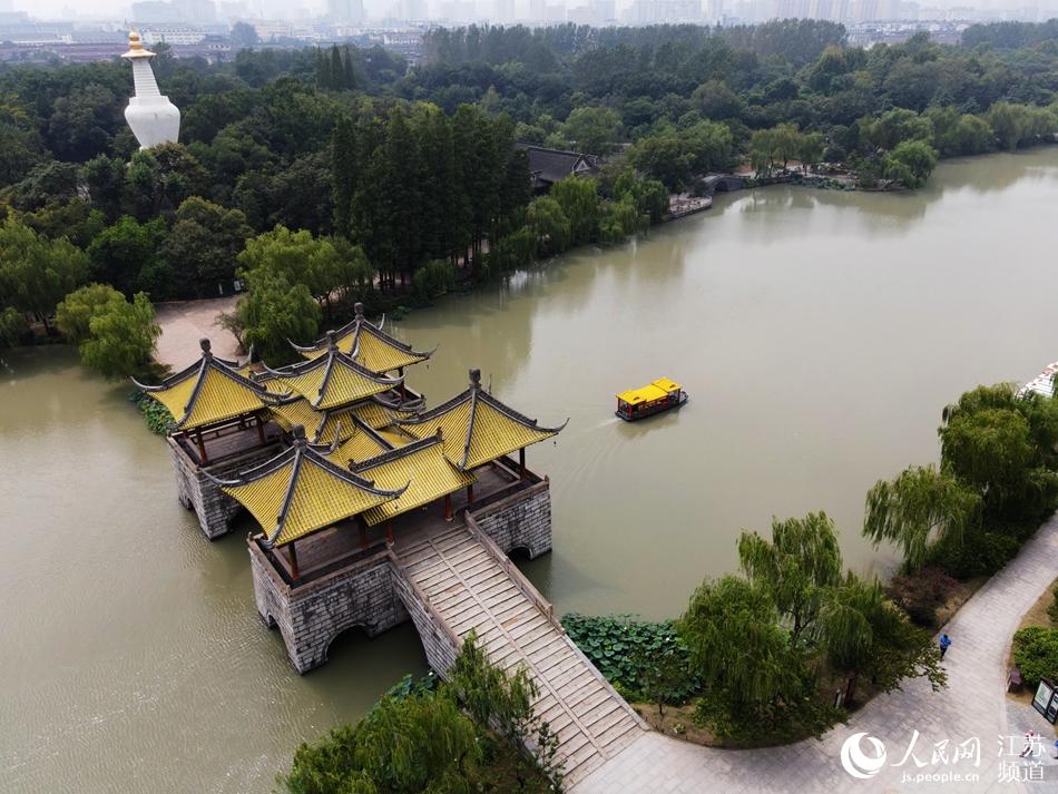 游客乘坐游船在瘦西湖风景区游览。孟德龙摄