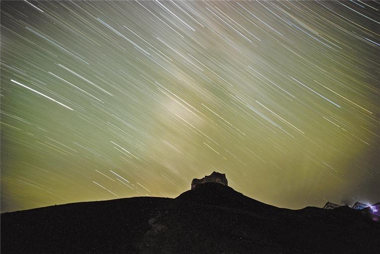 敦煌阳关:大漠日落显苍茫 星河璀璨如梦幻