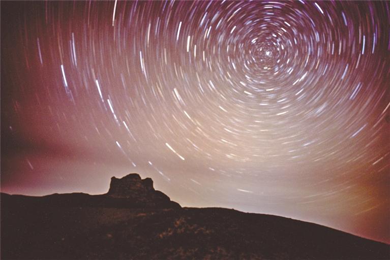 敦煌阳关:大漠日落显苍茫 星河璀璨如梦幻