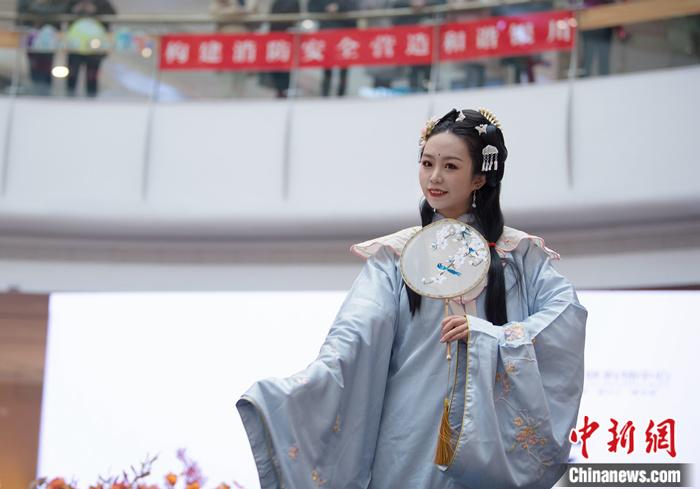 汉服爱好者王一帆参加汉服节活动。受访者供图 点击进入下一页