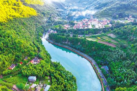 陇南宕昌县国家4A级景区官鹅沟景色壮美。