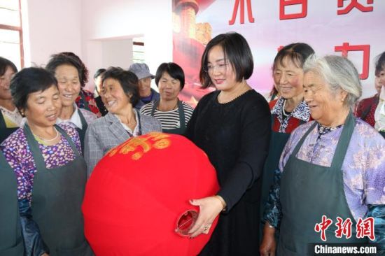 图为农村妇女在“巾帼扶贫车间”就业增收。(资料图) 甘肃省妇联供图 图为农村妇女在“巾帼扶贫车间”就业增收。(资料图) 甘肃省妇联供图