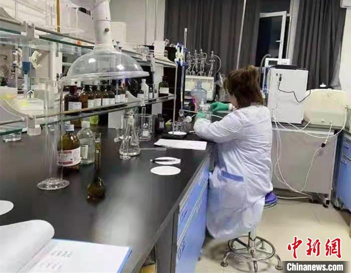 图为检测人员对食品药品进行检测。 史静静 摄 图为检测人员对食品药品进行检测。 史静静 摄